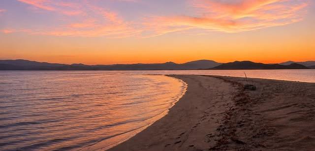 Coucher de soleil paisible sur une plage